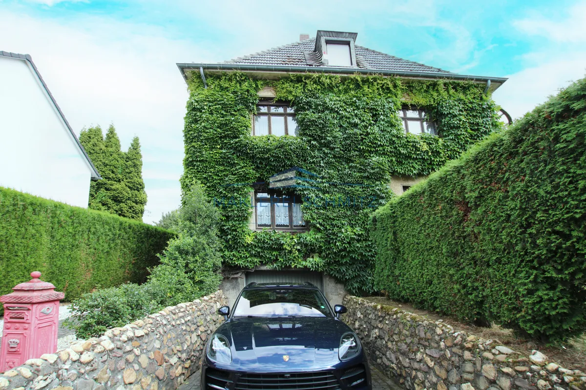 Einfahrt Garage