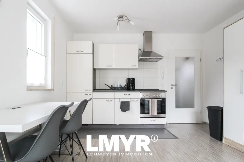 Modern & Möbliert: Wunderschönes Appartement mit Balkon und Blick ins Grüne