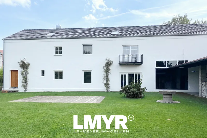 Architektur Traum: Zeitlose Moderne im historischen Bauernhof