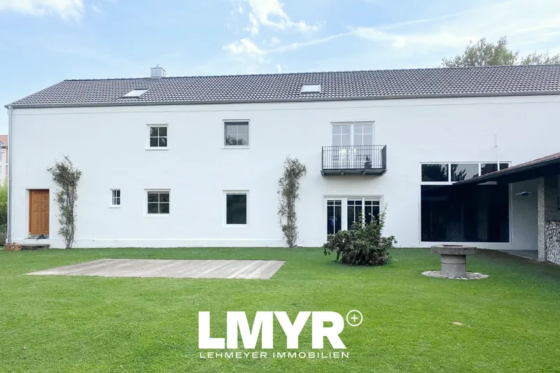 Architektur Traum: Zeitlose Moderne im historischen Bauernhof