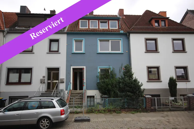 Sanierungsbedürftiges Reihenmittelhaus mit zwei Wohneinheiten in Bremen-Hemelingen