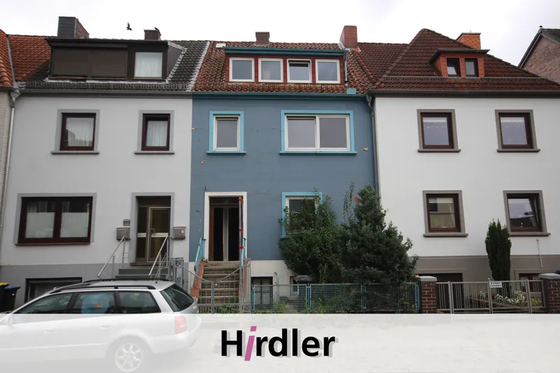 Sanierungsbedürftiges Reihenmittelhaus mit zwei Wohneinheiten in Bremen-Hemelingen