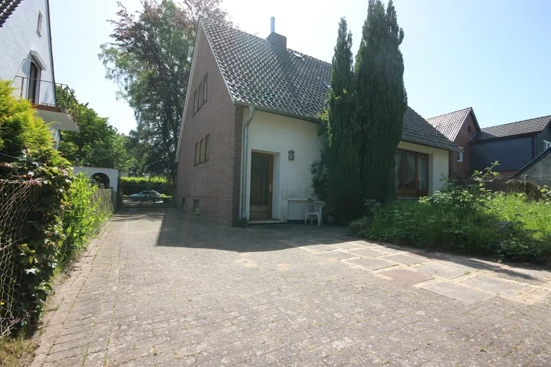 Einfamilienhaus mit Sanierungsbedarf auf gro&szlig;em Grundst&uuml;ck in ruhiger Lage von Weyhe-Leeste